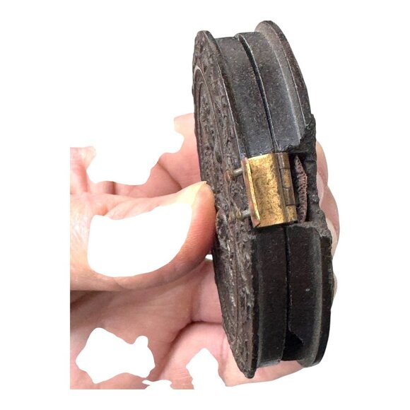 Antique Rare Victorian Oval Daguerrotype Union Case Man Mini Portrait READ - Picture 5 of 9